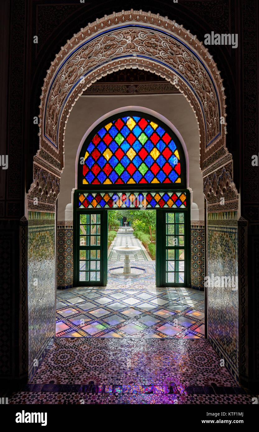 Luce che cade attraverso colorate vetri del Palazzo Bahia, Marrakech, Marocco, Africa Foto Stock