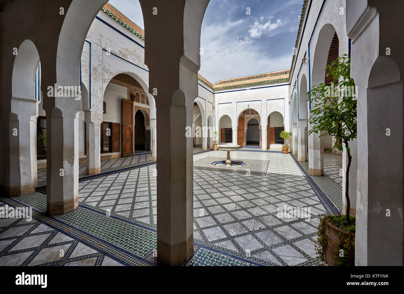 Cortile interno decorato in stile moresco del Palazzo Bahia, Marrakech, Marocco, Africa Foto Stock