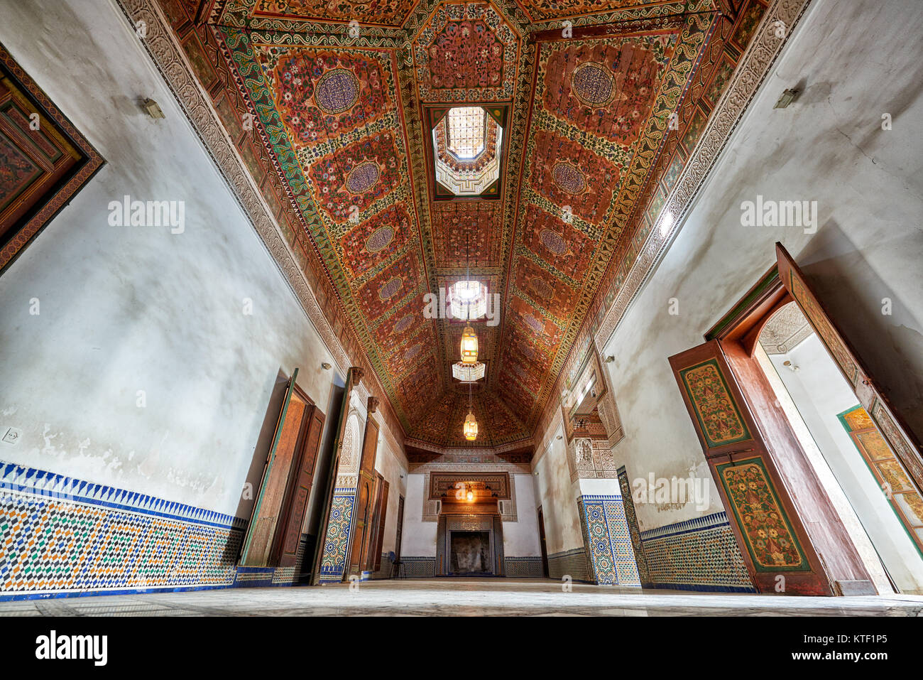 Forte soffitto decorato in Palazzo Bahia, Marrakech, Marocco, Africa Foto Stock