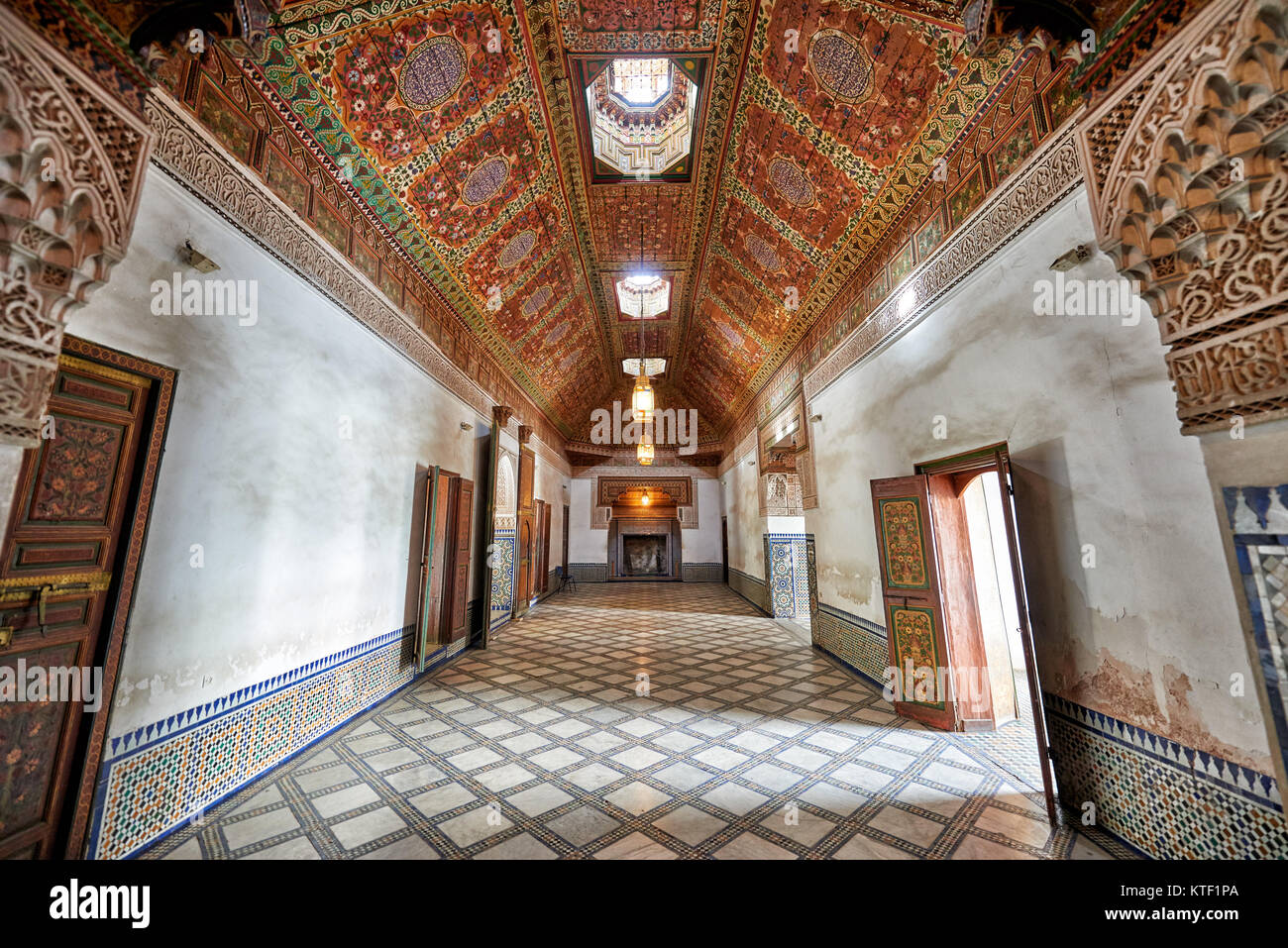 Forte soffitto decorato in Palazzo Bahia, Marrakech, Marocco, Africa Foto Stock