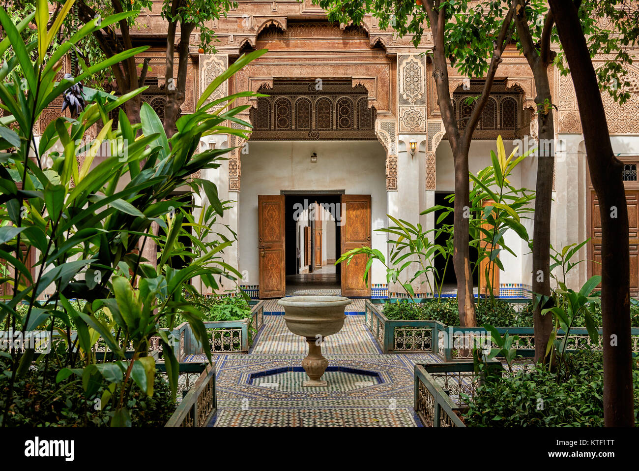 Cortile interno decorato in stile moresco del Palazzo Bahia, Marrakech, Marocco, Africa Foto Stock