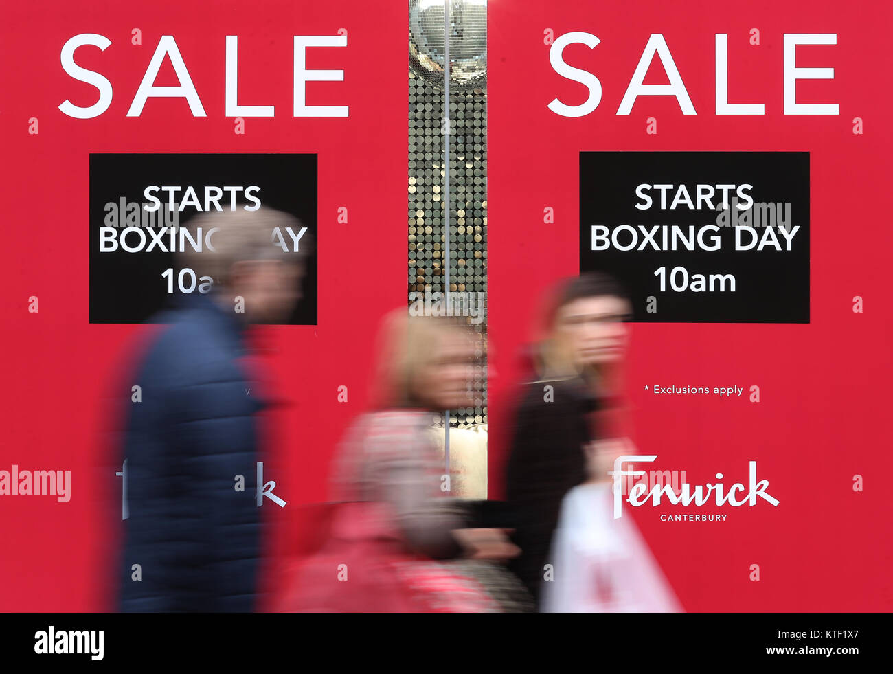 Boxing day vendite sono pubblicizzati in Canterbury Kent, come acquirenti acquisto last minute presenta prima di Natale. Foto Stock