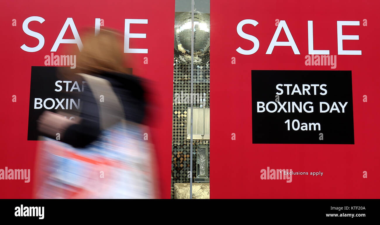 Boxing day vendite sono pubblicizzati in Canterbury Kent, come acquirenti acquisto last minute presenta prima di Natale. Foto Stock