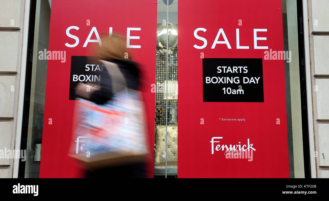 Boxing day vendite sono pubblicizzati in Canterbury Kent, come acquirenti acquisto last minute presenta prima di Natale. Foto Stock