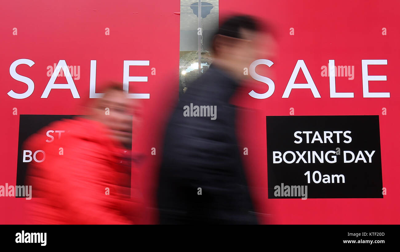 Boxing day vendite sono pubblicizzati in Canterbury Kent, come acquirenti acquisto last minute presenta prima di Natale. Foto Stock