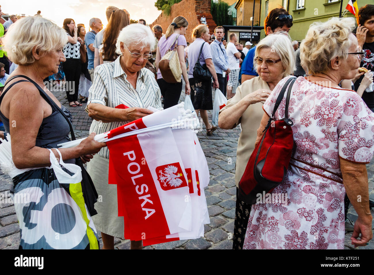Donne anziane vendono bandiere polacche sulla insurrezione di Varsavia Giorno del Ricordo. Varsavia, Polonia. Il 1 agosto, 1944 Varsavia ha tentato di affrancarsi da Nazi G Foto Stock