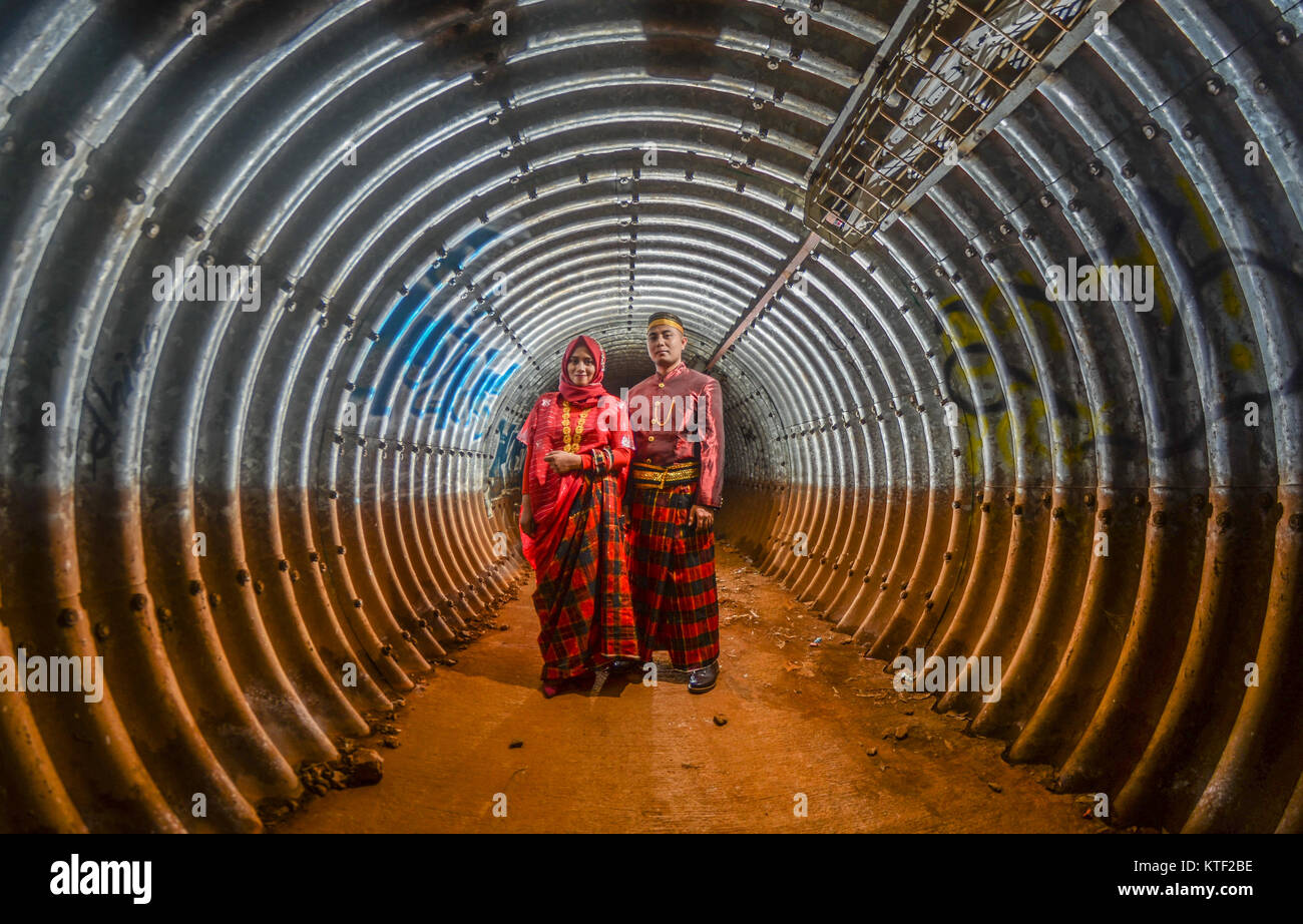 Un paio di Bugis tradizionale abito in un tunnel. Il Bugis è una delle più famose tribù nell' isola di Sulawesi - Indonesia. Foto Stock