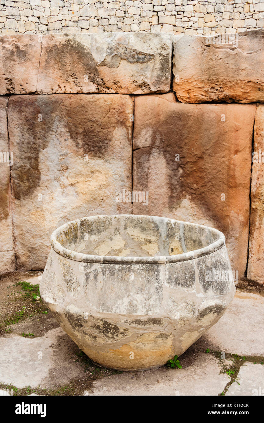 Ampio recipiente in pietra scoperto in pezzi presso la centrale di Tempio di Tarxien, costruito tra il 3600 e il 2500 A.C. Tarxien, Malta Foto Stock