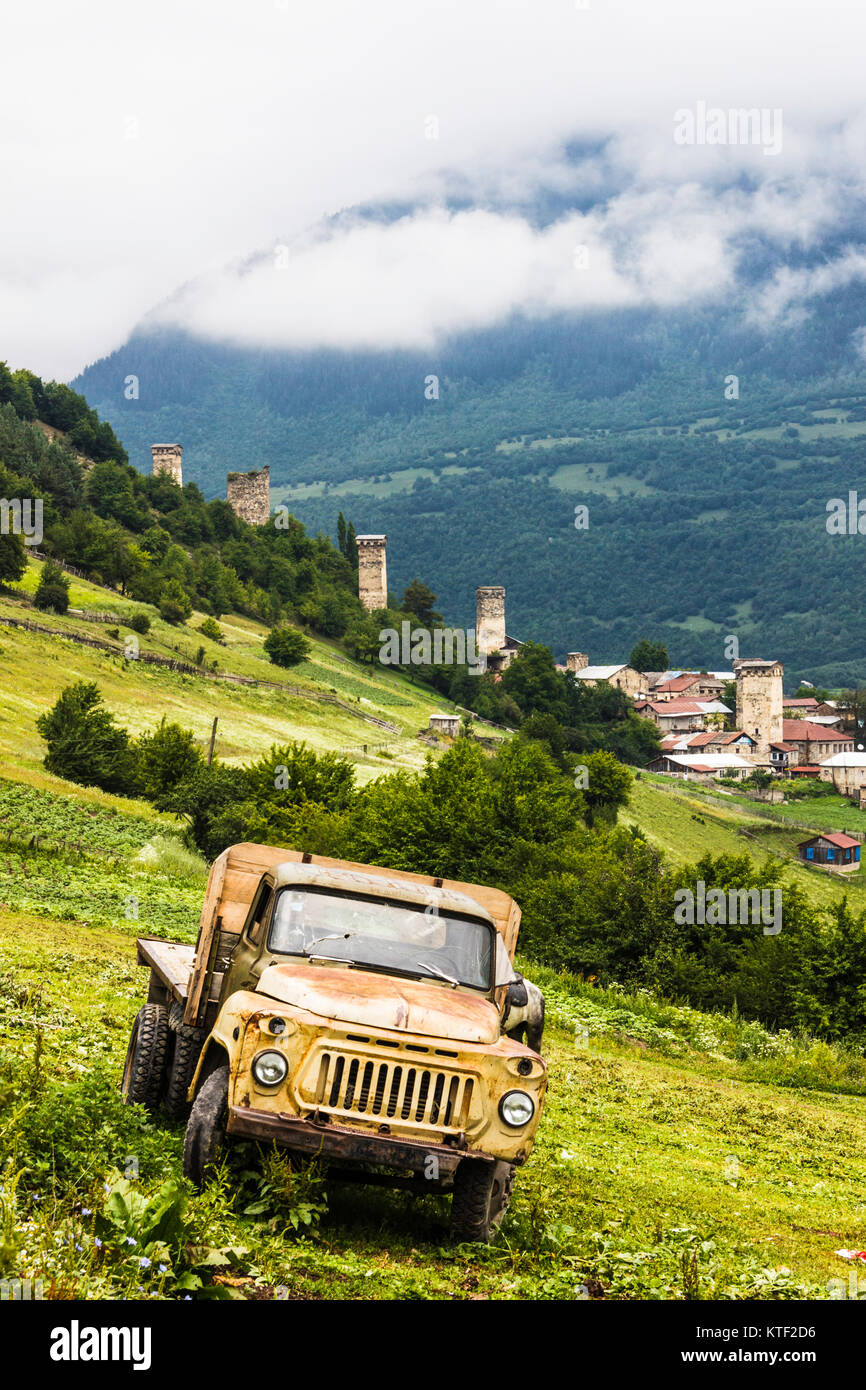 Vecchio camion su un campo verde a Mestia, Svaneti, Georgia Foto Stock