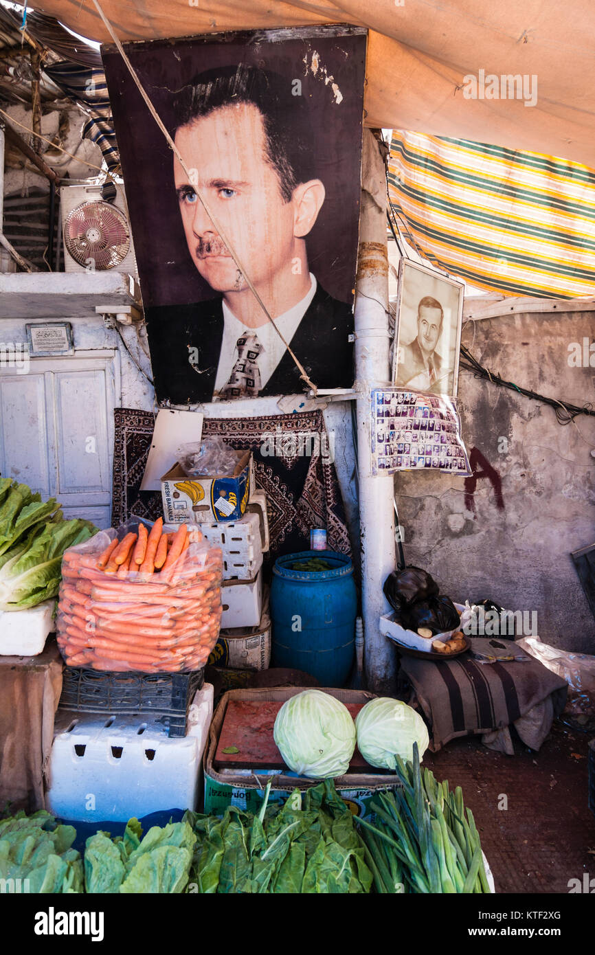 Bashar al-Assad ritratto in un mercato in fase di stallo. Damasco, Siria Foto Stock