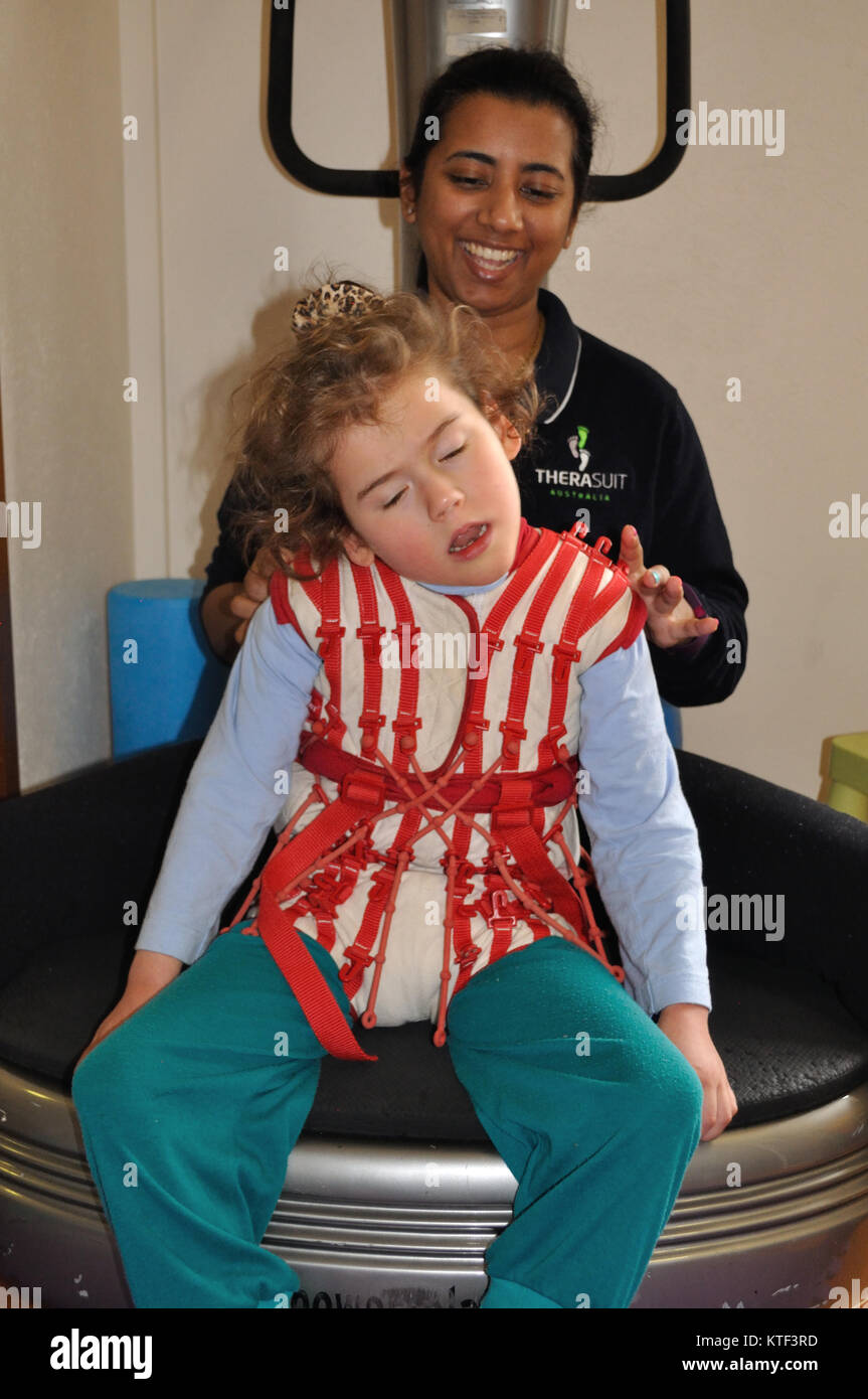 ADELAIDE, Australia, 25 maggio 2017: un therapist funziona con una ragazza che ha la paralisi cerebrale. Foto Stock