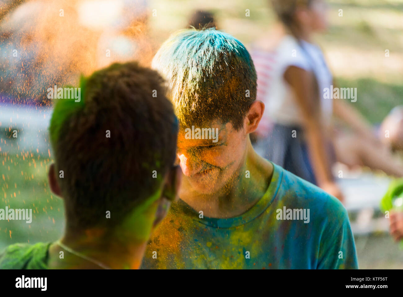 Lviv, Ucraina - 28 agosto 2016: Ragazzi colpire ogni altra polvere colorata durante il festival di colore in un parco della città di Leopoli. Foto Stock