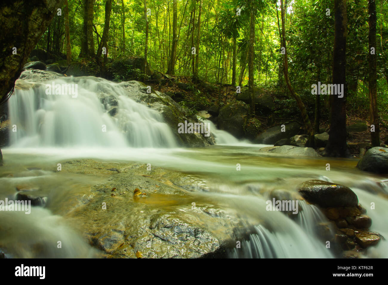 Huay Mae Khamin, paradiso cascata situata nella foresta profonda della Thailandia. Foto Stock