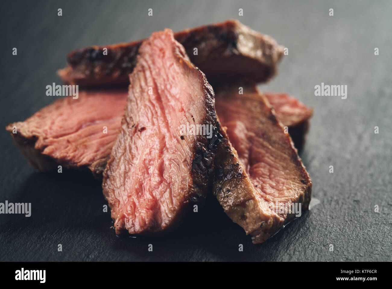 Fette di carne di manzo steack sulla scheda di ardesia closeup Foto Stock