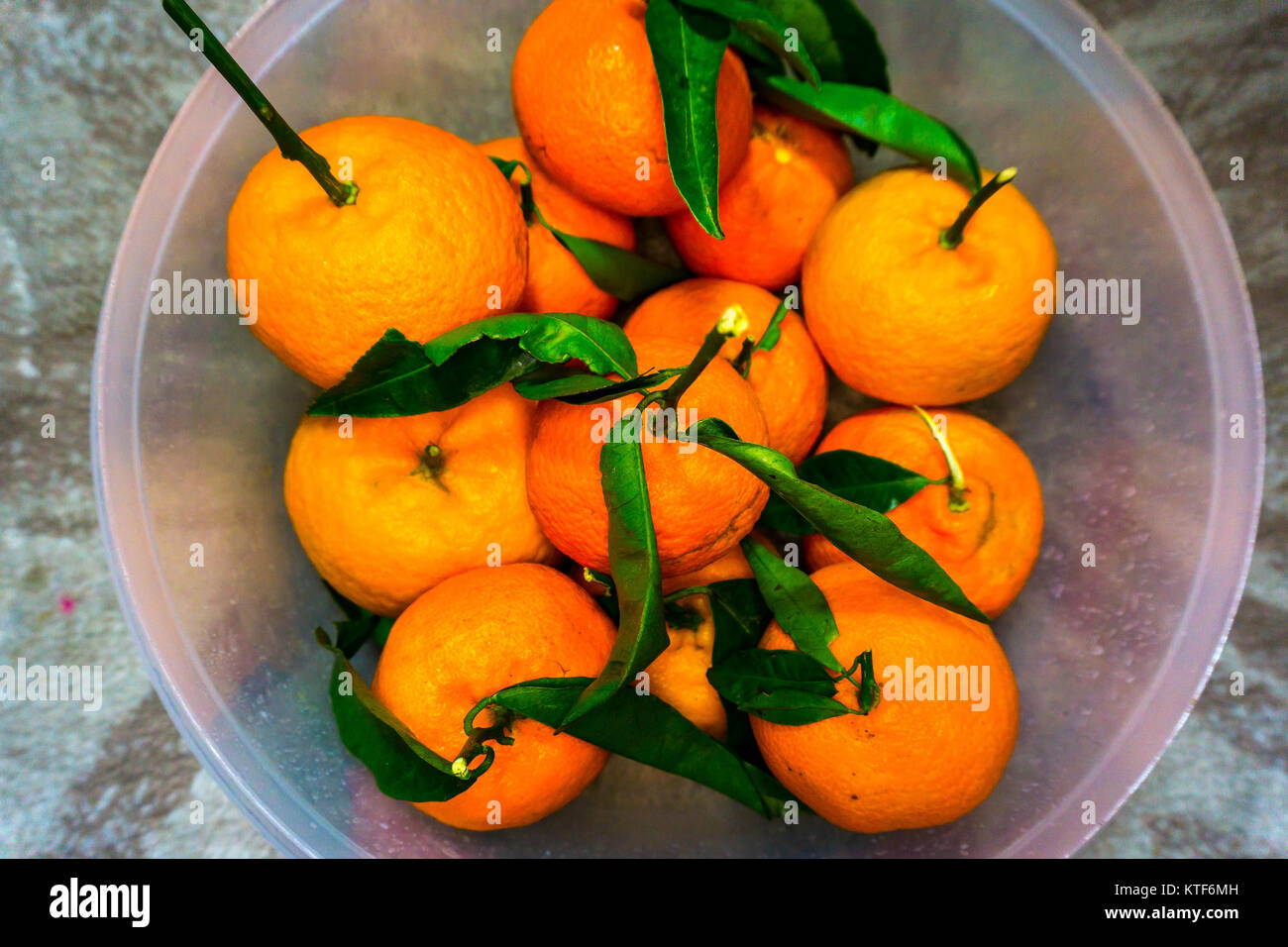 Un cesto di frutti di colore arancione, chiamato arancio dolce. L'arancione  è il frutto della specie di agrumi Citrus × sinensis nella Famiglia Rutacee  Foto stock - Alamy