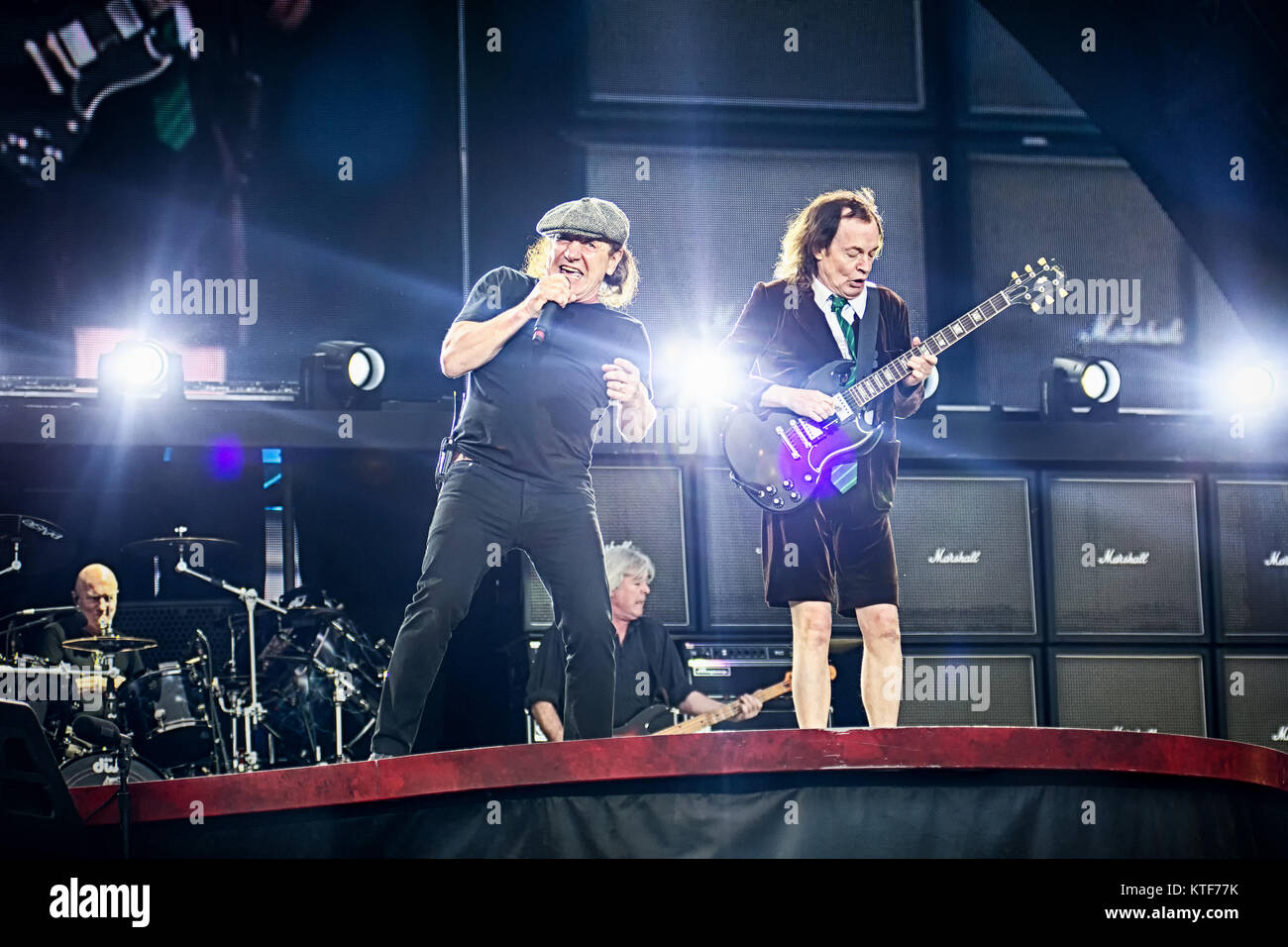 La Australian rock band AC/DC esegue un concerto dal vivo a valle Hovin Stadion di Oslo come parte della roccia o busto World Tour 2015. Qui il cantante e il chitarrista Angus Young (R) è visto dal vivo sul palco con vokalist Brian Johnson (L). Norvegia, 17/07 2015. Foto Stock