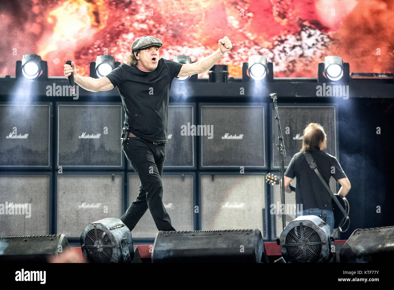 La Australian rock band AC/DC esegue un concerto dal vivo a valle Hovin Stadion di Oslo come parte della roccia o busto World Tour 2015. Qui il cantante Brian Johnson visto dal vivo sul palco. Norvegia, 17/07 2015. Foto Stock