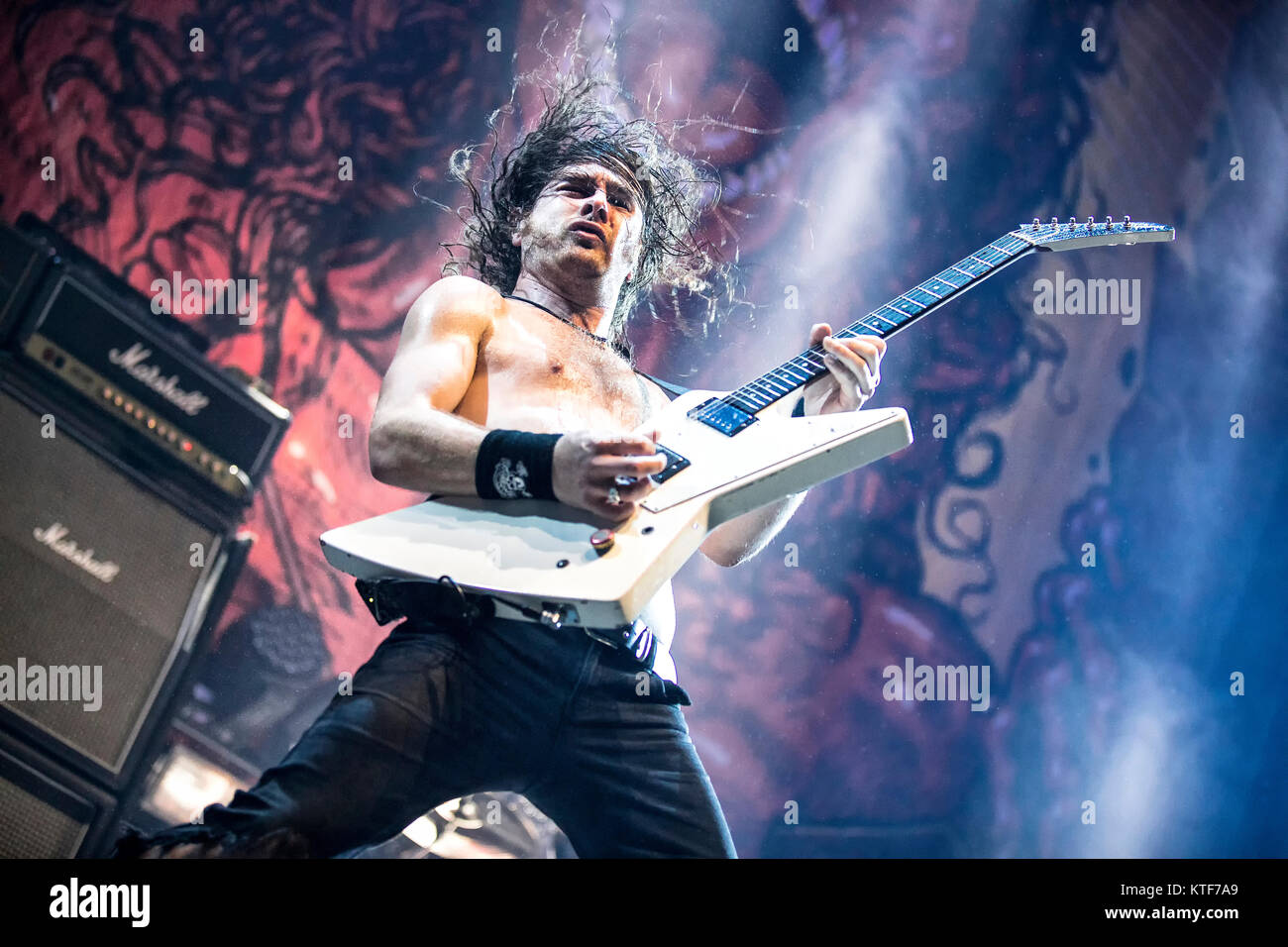 La Australian rock band Airbourne esegue un concerto dal vivo a Oslo Spektrum. Qui la cantante e chitarrista Joel O'Keeffe è visto dal vivo sul palco. Norvegia, 26/10 2016. Foto Stock