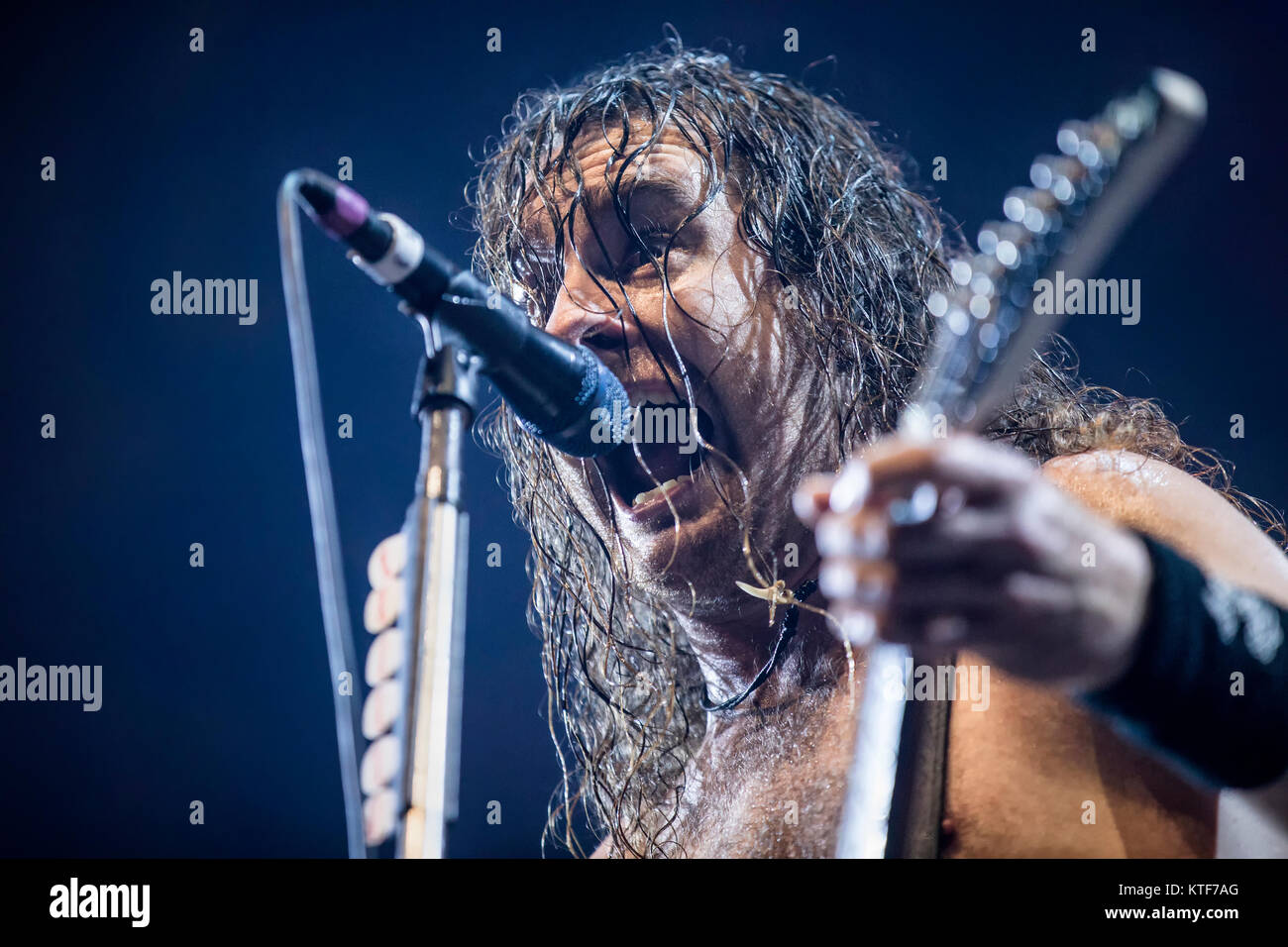 La Australian rock band Airbourne esegue un concerto dal vivo a Oslo Spektrum. Qui la cantante e chitarrista Joel O'Keeffe è visto dal vivo sul palco. Norvegia, 26/10 2016. Foto Stock