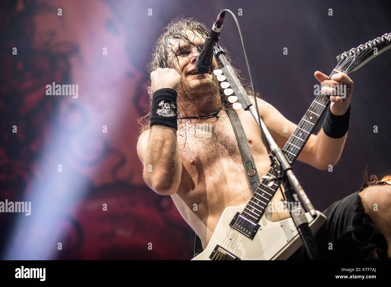 La Australian rock band Airbourne esegue un concerto dal vivo a Oslo Spektrum. Qui la cantante e chitarrista Joel O'Keeffe è visto dal vivo sul palco. Norvegia, 26/10 2016. Foto Stock