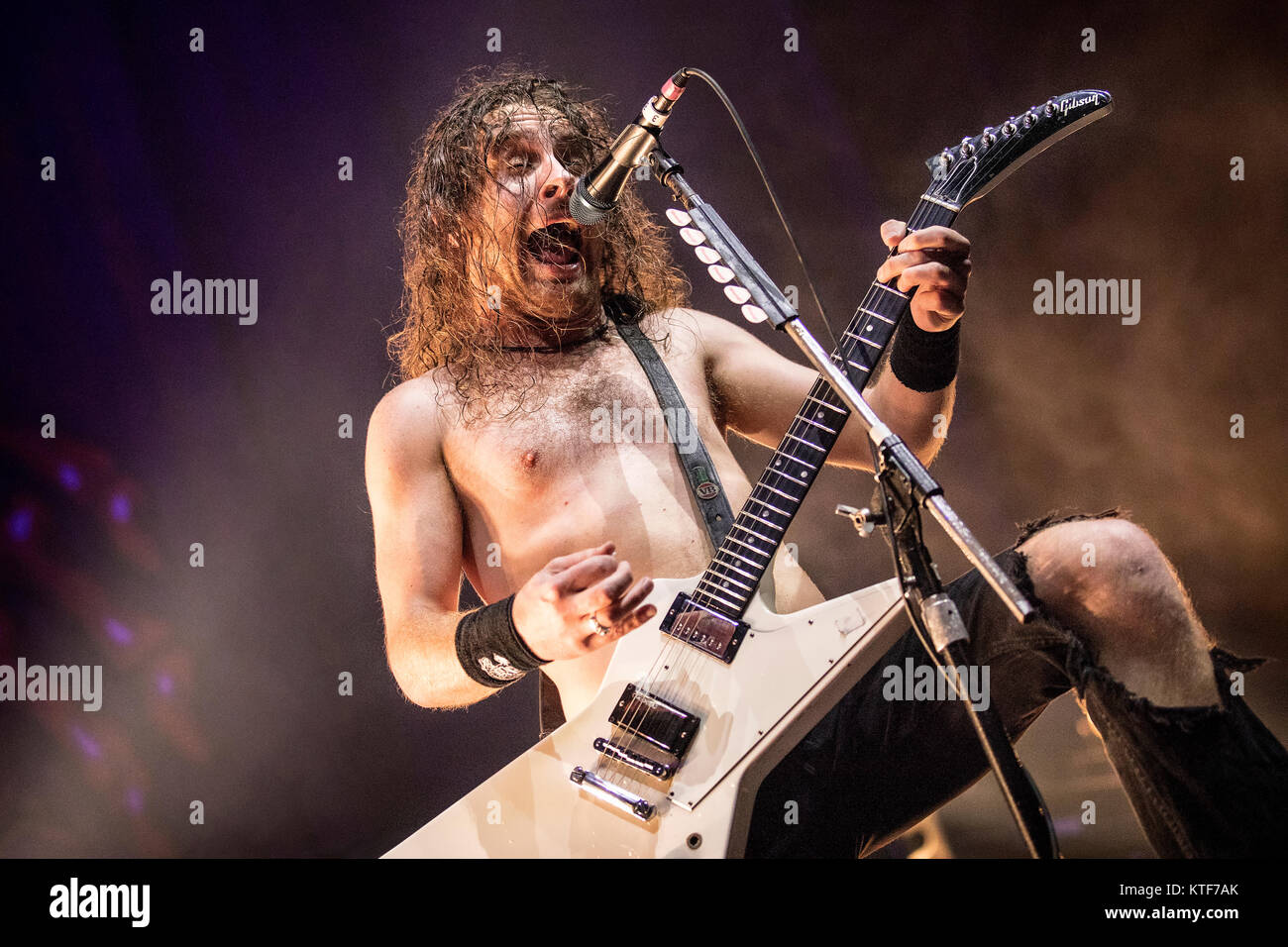 La Australian rock band Airbourne esegue un concerto dal vivo a Oslo Spektrum. Qui la cantante e chitarrista Joel O'Keeffe è visto dal vivo sul palco. Norvegia, 26/10 2016. Foto Stock