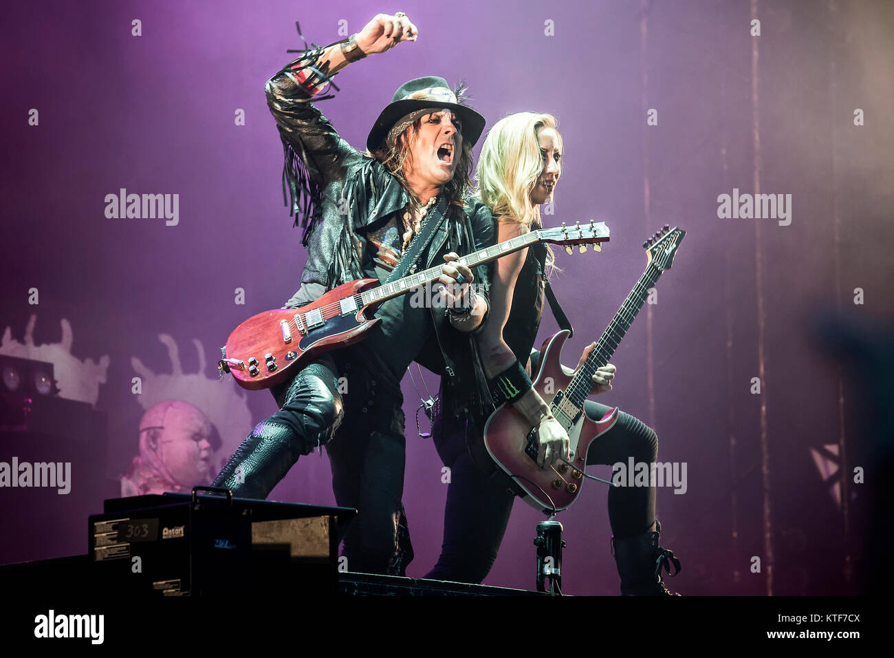 Il cantante americana, compositore e musicista Alice Cooper esegue un concerto dal vivo presso il norvegese music festival tonnellate di roccia 2016. Qui vivono i membri della band Ryan Roxie e Nita Strauss su chitarre sono visto dal vivo sul palco. Norvegia, 24/06 2016. Foto Stock