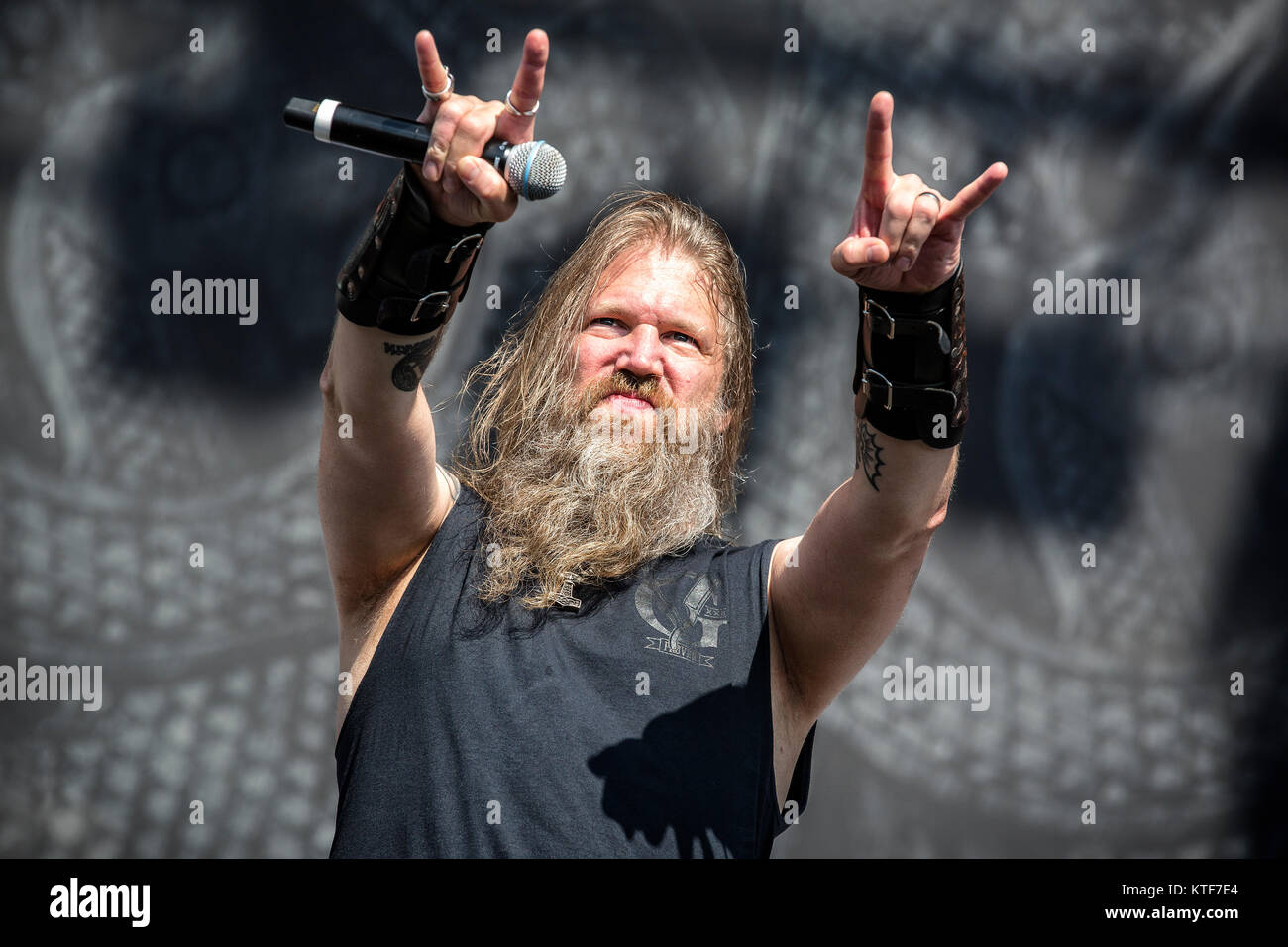 Il melodico svedese band death metal Amon Amarth esegue un concerto dal vivo presso la musica svedese festival Festival Bråvalla 2016. Qui la cantante Johan Hegg è visto dal vivo sul palco. La Svezia, 02/07 2016 Foto Stock