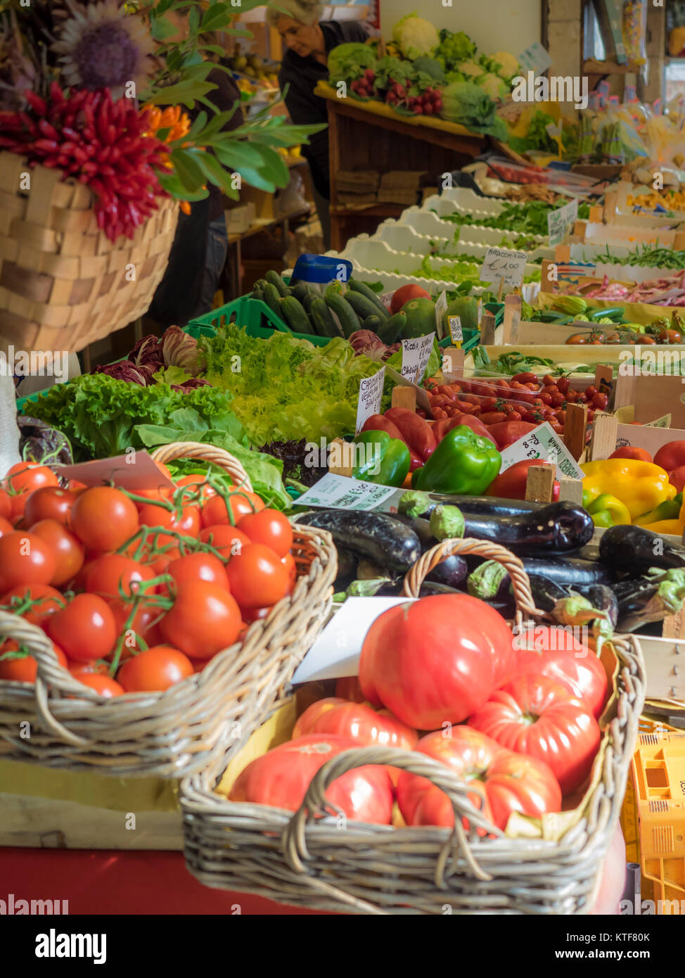 VENEZIA, 13 SETTEMBRE 2017: Frutta e verdura fresca in vendita al mercato mercati di Rialto Foto Stock