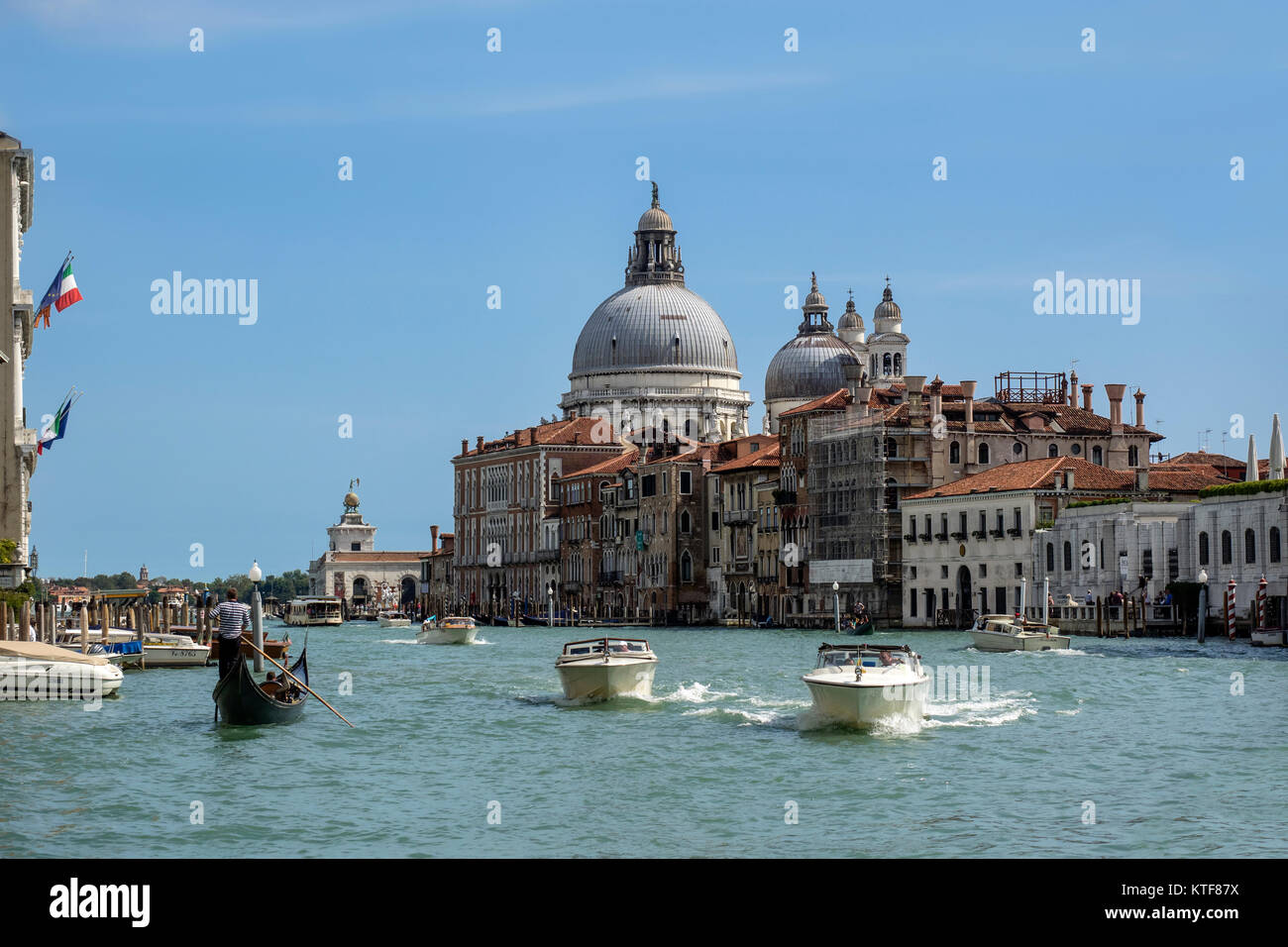 VENEZIA, ITALIA SETTEMBRE - 13, 2017: Vista lungo il Canal Grande fino alla Basilica di Santa Maria della Salute Foto Stock