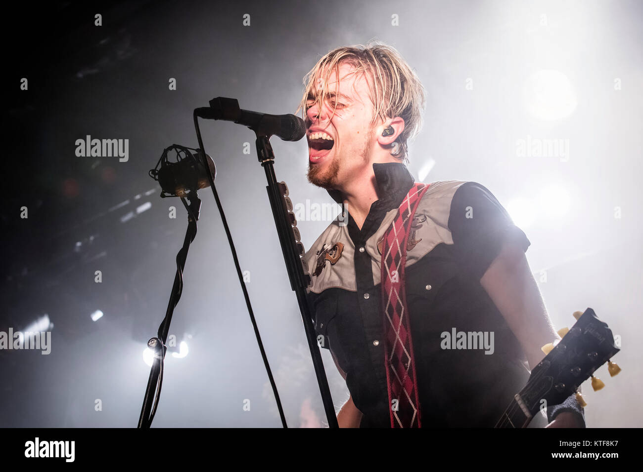 La American hard rock band Black cherry Stone esegue un concerto dal vivo a John Dee in Oslo. Qui chitarrista Ben Wells è visto dal vivo sul palco. Norvegia, 24/02 2016. Foto Stock