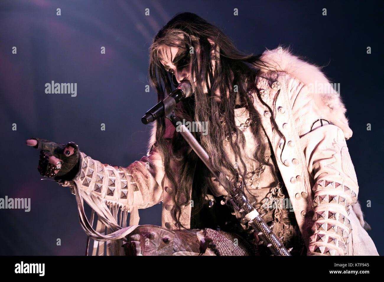 Il Norvegese symphonic black metal band Dimmu Borgir si esibisce dal vivo a Oslo Spektrum. Qui la cantante Shagrath è visto dal vivo sul palco. Norvegia, 28/05 2011. Foto Stock