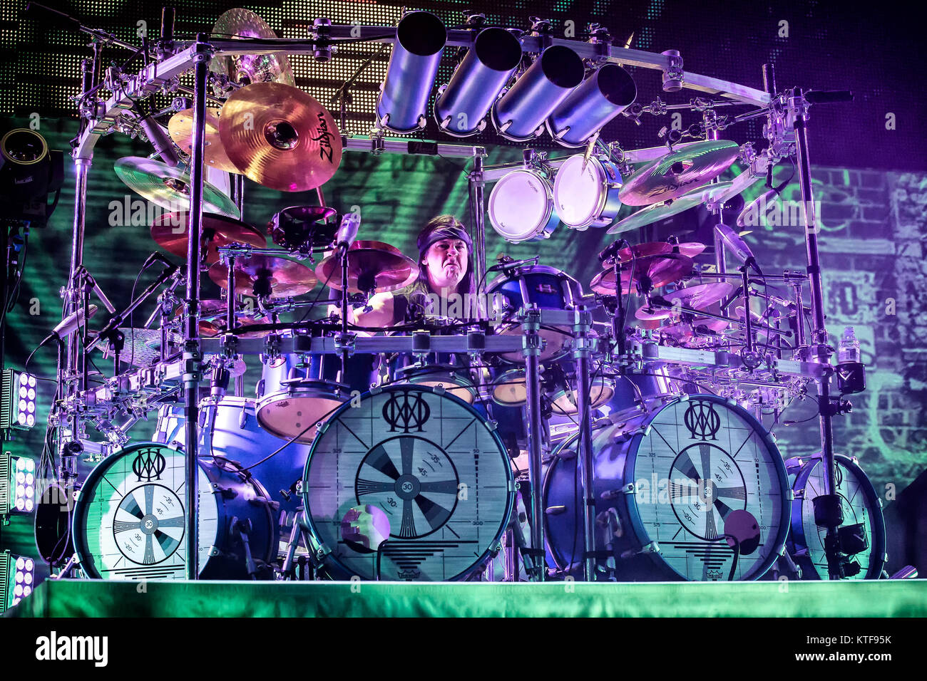 La American band progressive metal dei Dream Theater esegue un concerto dal  vivo a Oslo Spektrum. Qui il Batterista Mike Mangini è visto dal vivo sul  palco. Norvegia, 25/02 20147 Foto stock - Alamy
