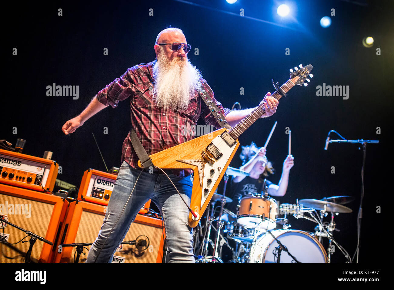 La American rock band Eagles of Death Metal esegue un concerto dal vivo a Sentrum scena in Oslo. Qui il cantante Dave recupero sulla chitarra è visto dal vivo sul palco. Norvegia, 14/02 2016. Foto Stock