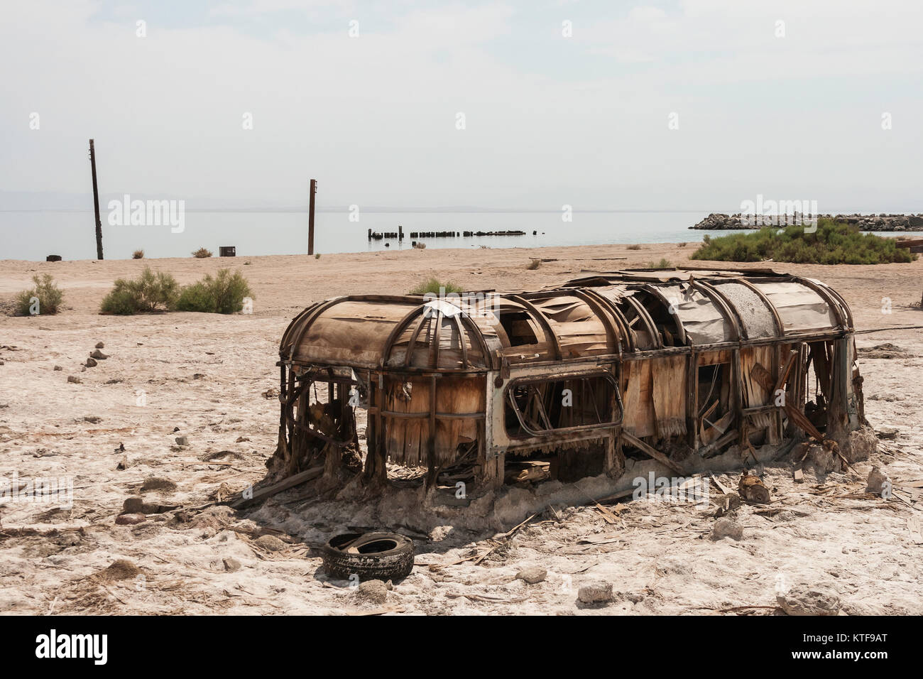 Un lacerato, mezzo sepolto e abbandonato il rimorchio a Salton Sea Beach, California, Stati Uniti d'America - estate 2007. Questo sito non esiste più. Foto Stock