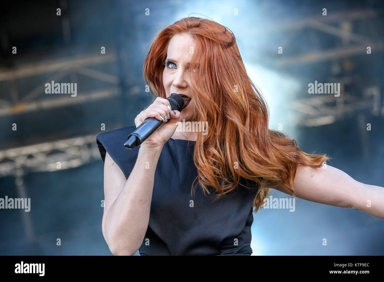 L'Olandese symphonic metal band Epica esegue un concerto dal vivo al Sweden Rock Festival 2016. Qui la cantante Simone Simons è visto dal vivo sul palco. La Svezia, 10/06 2016. Foto Stock