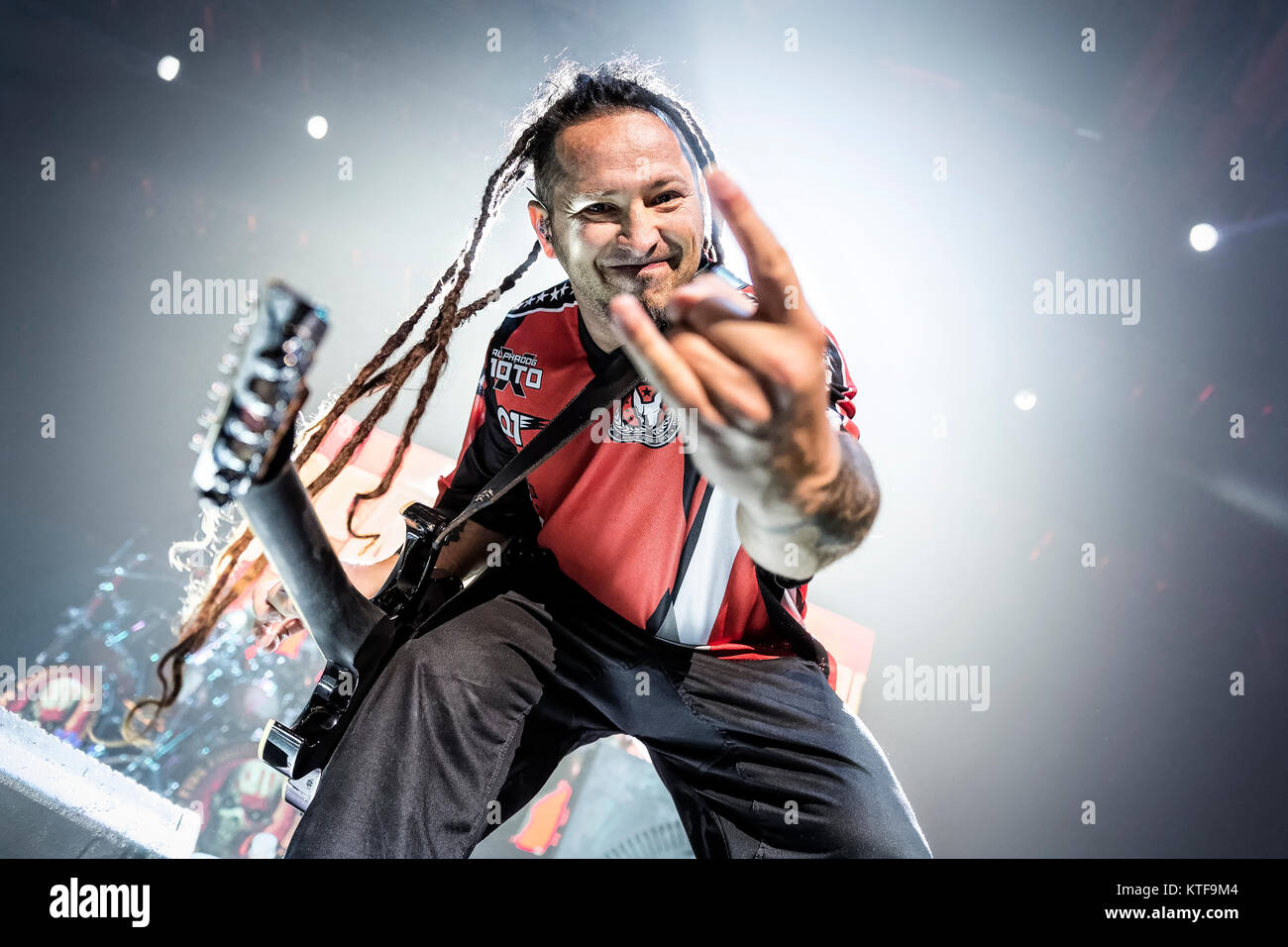 Cinque Dita morte punzone la American heavy band, esegue un concerto dal vivo a Spektrum di Oslo. Qui il musicista Zoltan Bathory sulla chitarra è visto dal vivo sul palco. Norvegia, 02/06 2015. Foto Stock