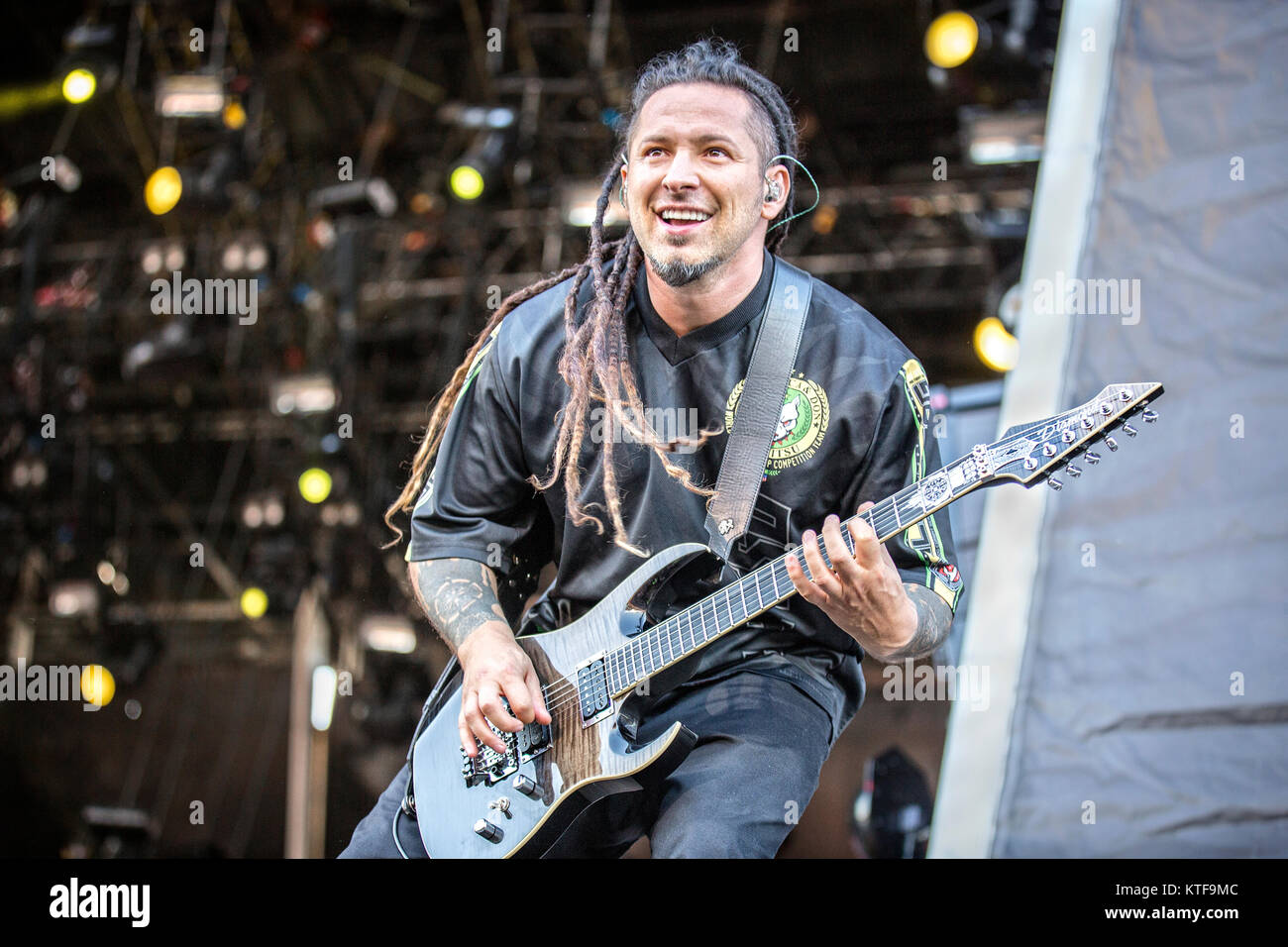 Cinque Dita morte punzone la American heavy band, esegue un concerto dal vivo presso la musica svedese festival Sweden Rock Festival 2015. Qui il chitarrista Zoltan Bathory viene visto dal vivo sul palco. La Svezia, 06/06 2015. Foto Stock