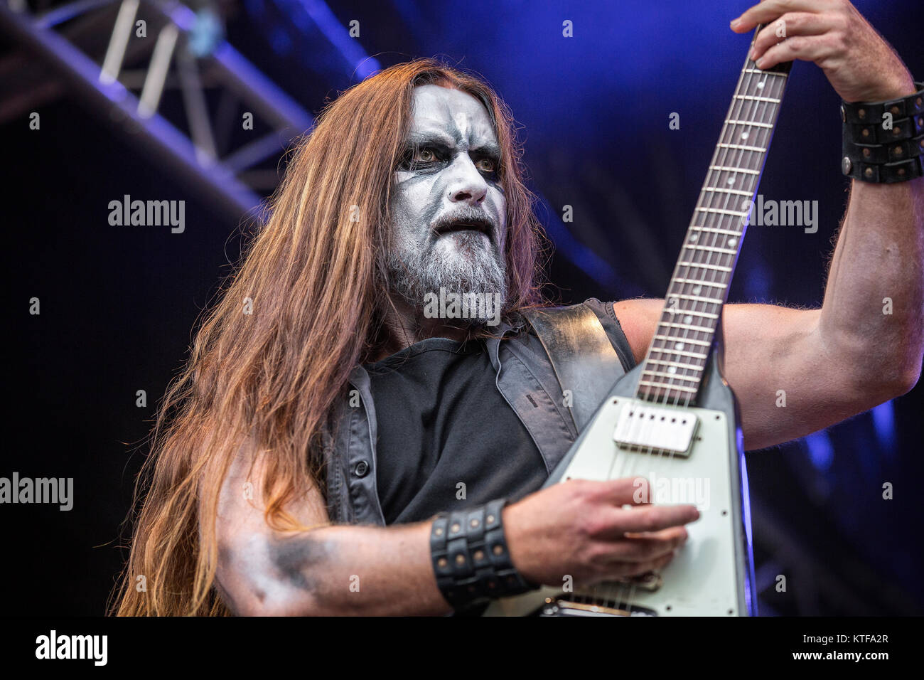 Il Norvegese black metal band Gaahls Wyrd esegue un concerto dal vivo al  garage di Bergen. Qui il chitarrista Stian Kaarstad è visto dal vivo sul  palco. Norvegia, 06/05 2016 Foto stock - Alamy