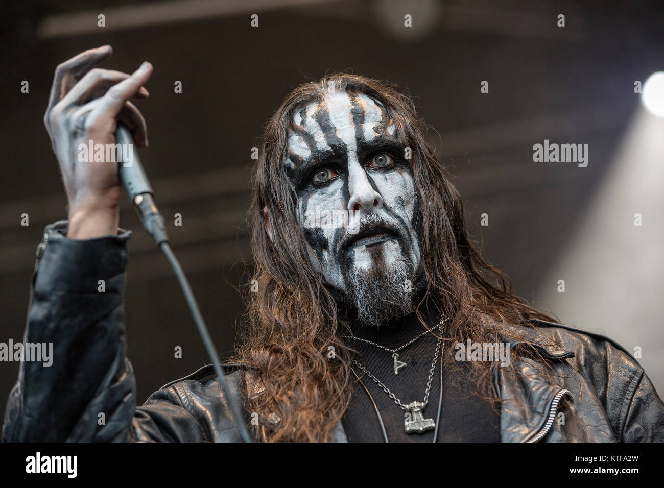 Norvegia, Borre - Agosto 18, 2017. Il Norvegese black metal band Gaahls Wyrd esegue un concerto dal vivo durante il norvegese metal festival Midgardsblot Festival 2017 in Borre. Qui il cantante Gaahl è visto dal vivo sul palco. (Photocredit: Terje Dokken). Foto Stock