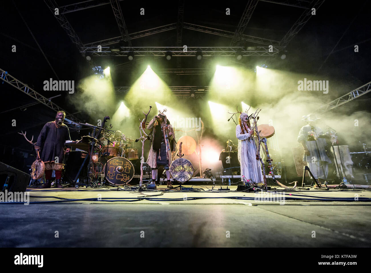 Norvegia, Borre - Agosto 19, 2017. Il alternativa scandinavo banda metallica Heilung esegue un concerto dal vivo durante il norvegese metal festival Midgardsblot Festival 2017 in Borre. (Photo credit: Terje Dokken). Foto Stock