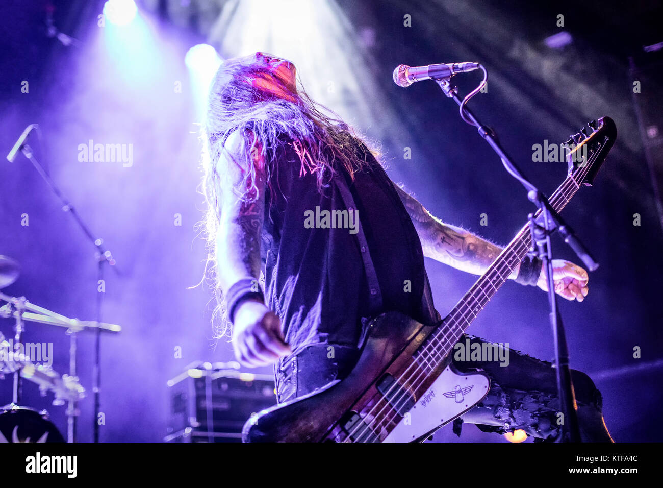 Il Vichingo norvegese black metal band Helheim esegue un concerto dal vivo presso il norvegese heavy metal festival Inferno Metal Festival 2017 a Oslo. Qui bass player V'gandr è visto dal vivo sul palco. Norvegia, 13/04 2017. Foto Stock