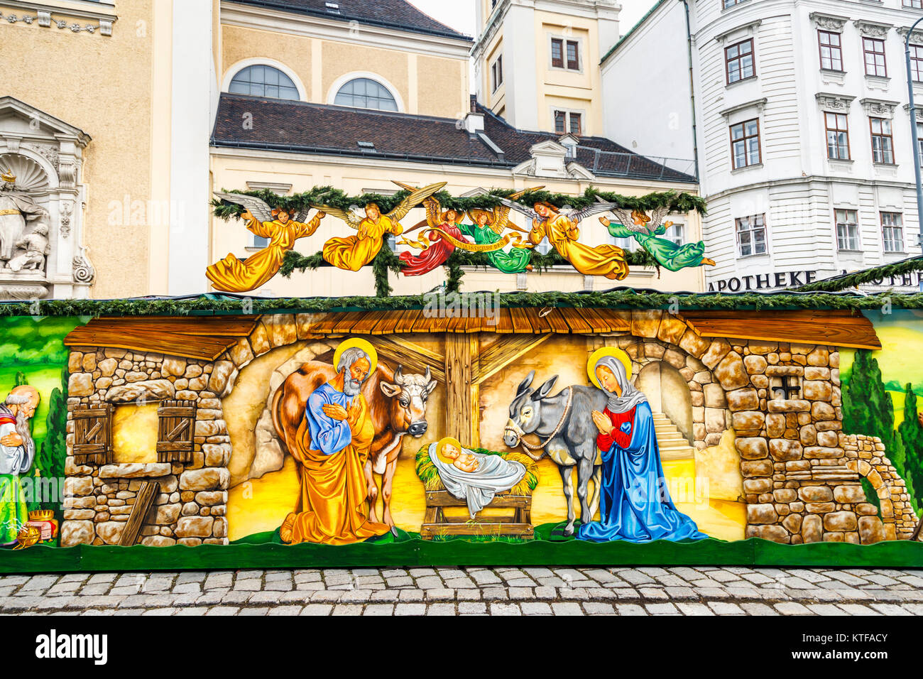 Strada colorato presepe murale presso la tradizionale stagione festiva Altwiener Christkindlmarkt, vecchia Vienna Christmas Market, Freyung, Vienna Foto Stock