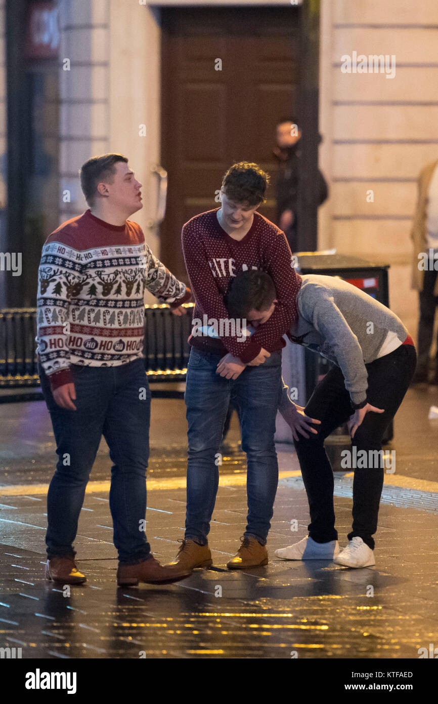 Mad venerdì festaioli fuori a Cardiff, nel Galles, per venerdì nero. Venerdì nero, l'ultimo venerdì prima di Natale, è tradizionalmente una delle notti più trafficato dell'anno per i servizi di emergenza. Un uomo ha un altro uomo in una headlock su St Mary Street, Cardiff. © GALLES NEWS SERVICE Foto Stock