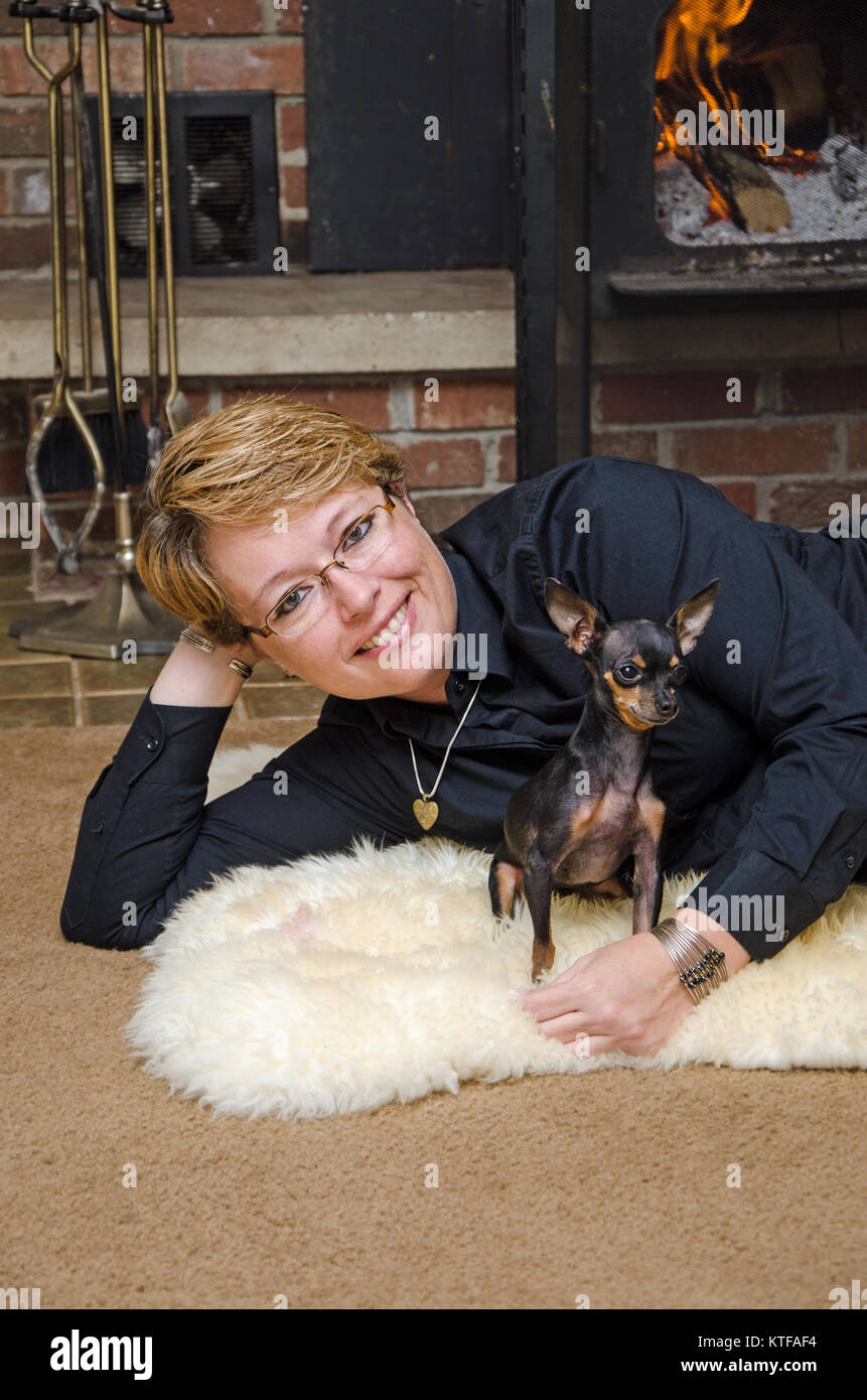 Holly e il suo cane Lilly una tazza di tè Chihuahua/del rullo di estrazione Foto Stock