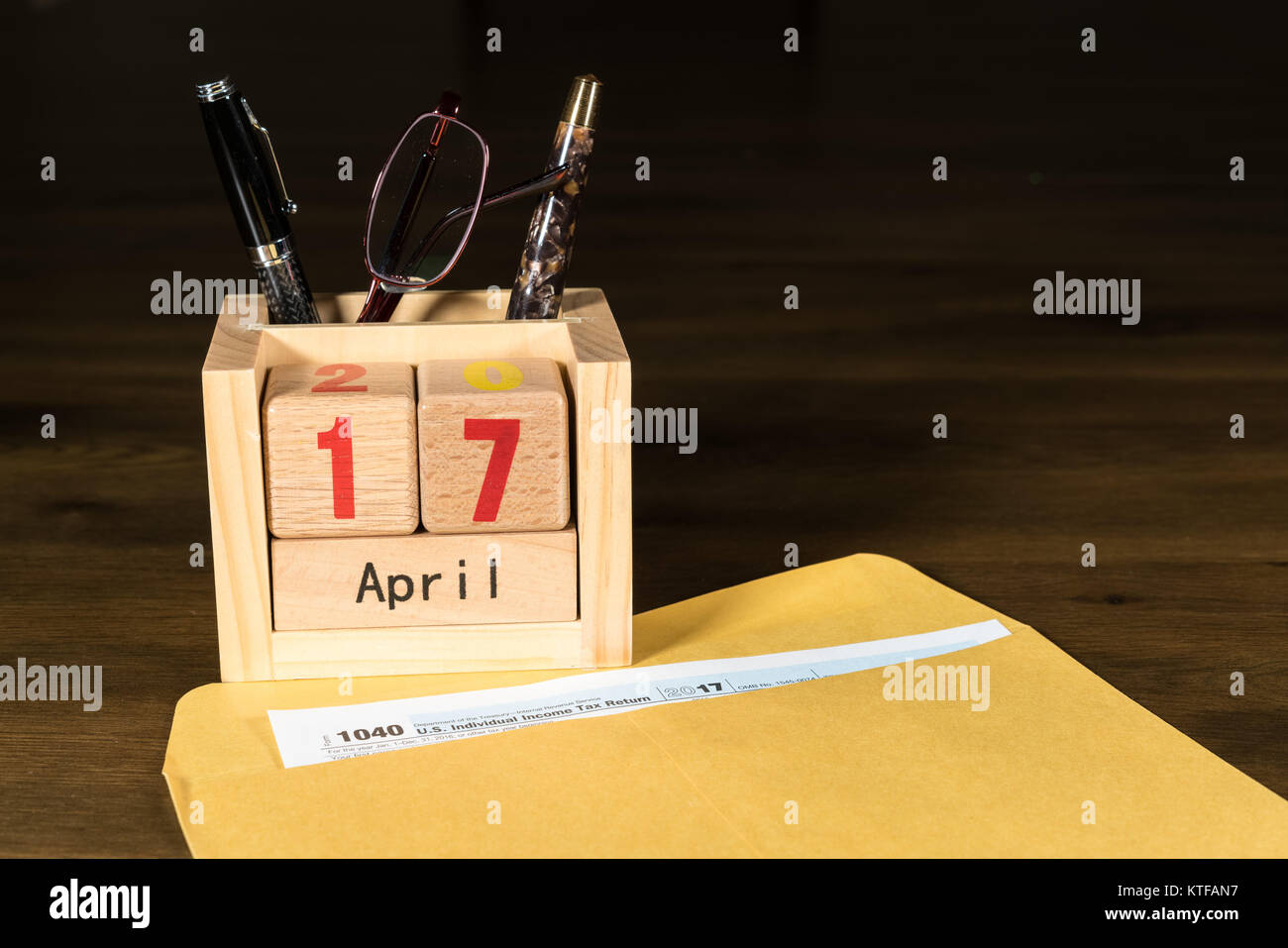 Imposta giorno per 2017 restituisce è 17 Aprile 2018 Foto Stock