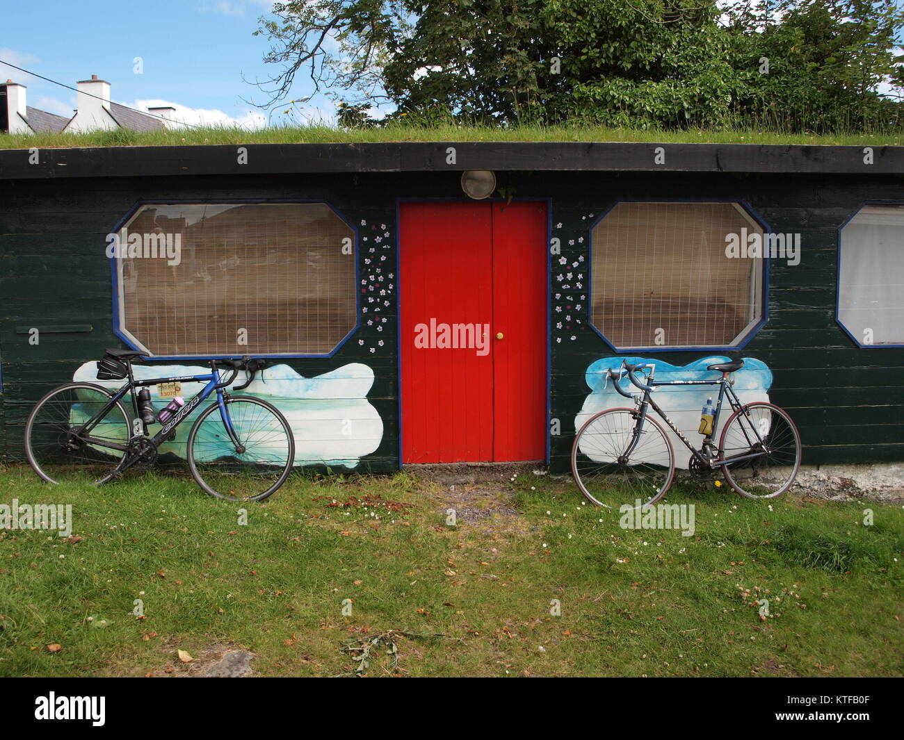 Biciclette appoggiata sulla parete in Sneem, Irlanda. Foto Stock