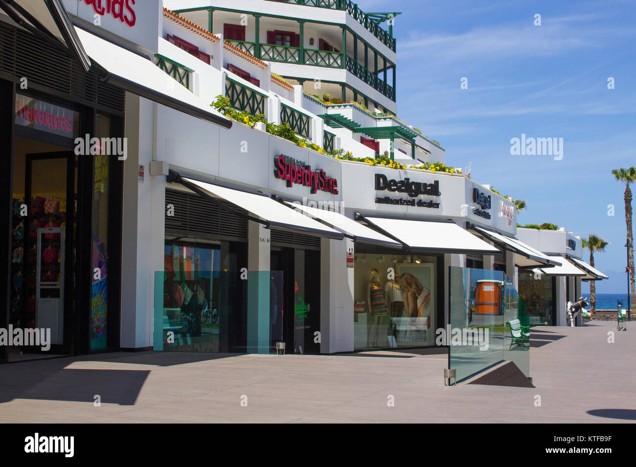 Un vuoto street shopping a Playa de las Americas in Teneriffe Foto Stock