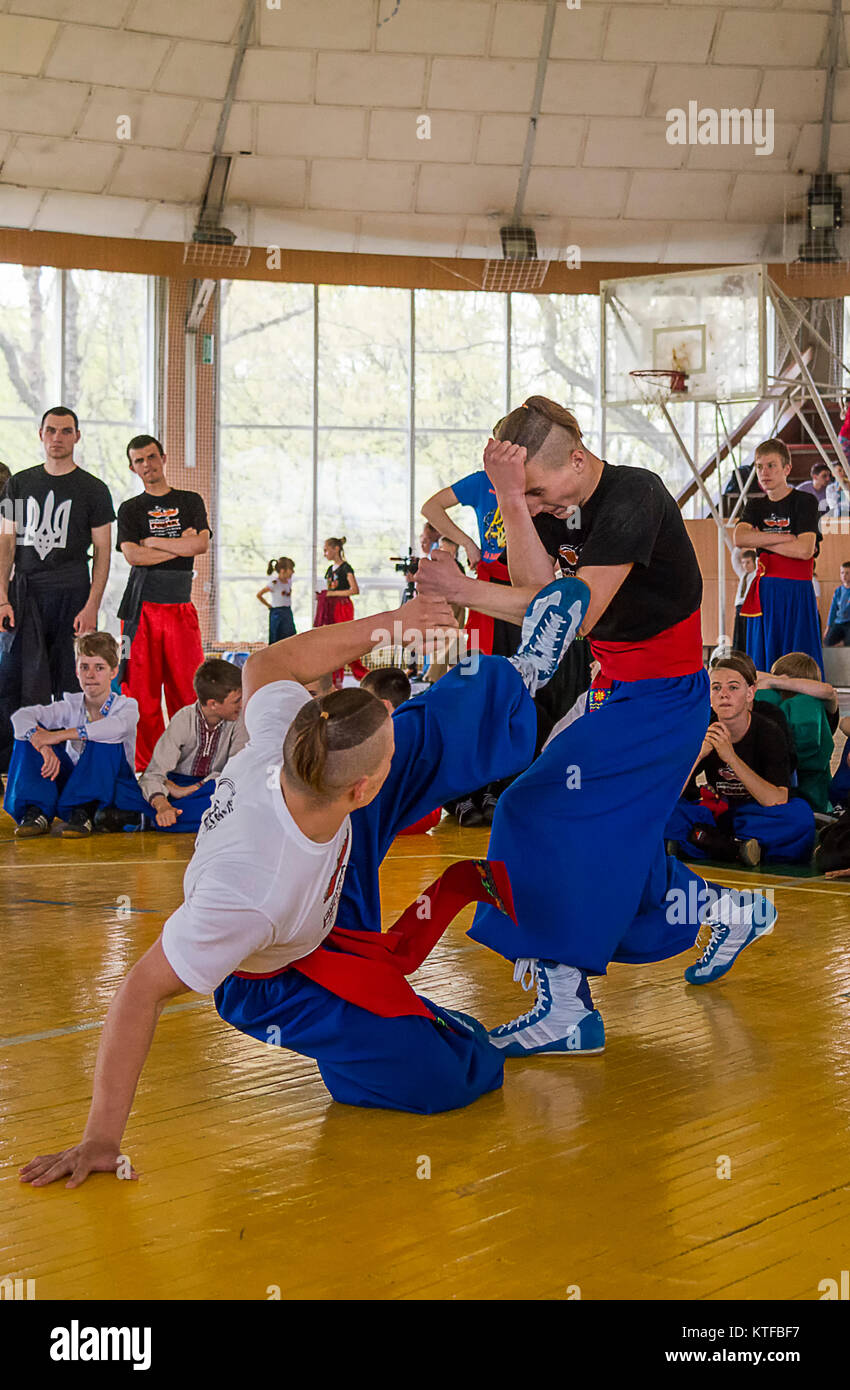 Lviv, Ucraina - aprile 25.2015: i concorrenti nelle arti marziali per eseguire in palestra nel parco della città di Lviv, Ucraina Foto Stock