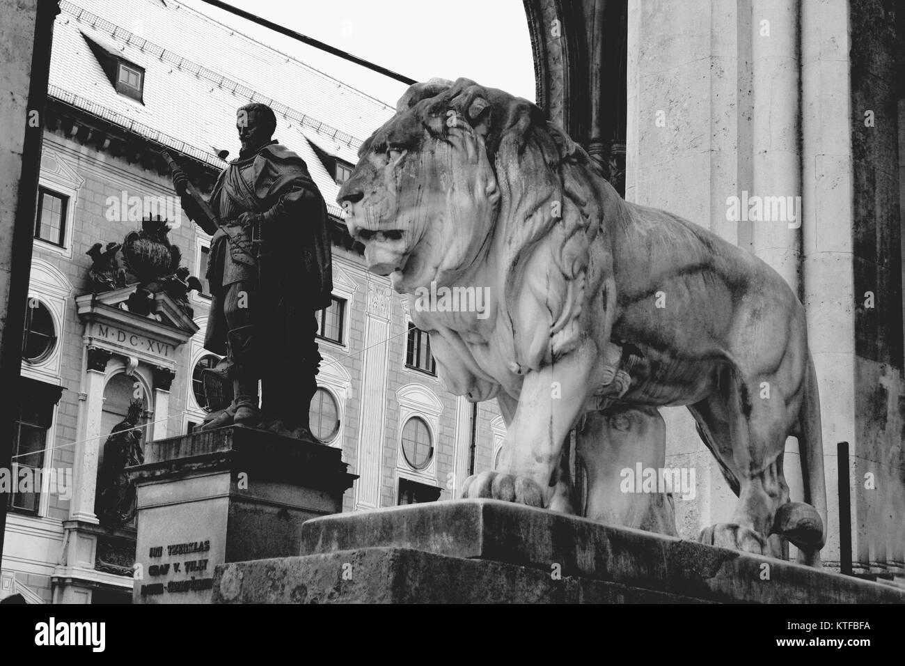 Monaco di Baviera, Germania - Leone bavarese statua che si trova nella parte anteriore del Feldherrnhalle, Baviera, Germania Foto Stock