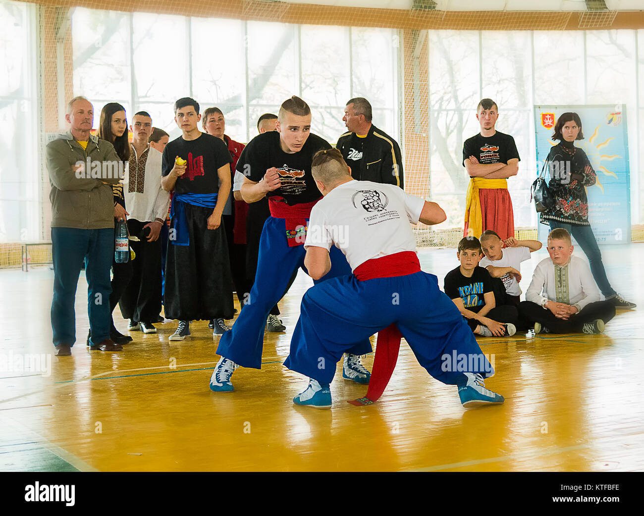 Lviv, Ucraina - aprile 25.2015: i concorrenti nelle arti marziali per eseguire in palestra nel parco della città di Lviv, Ucraina Foto Stock